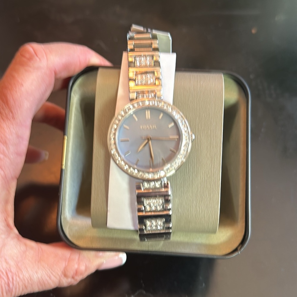 NWT Women’s Fossil Silver Metal With Clear Jewels Grey Mother Of Pearl Face.